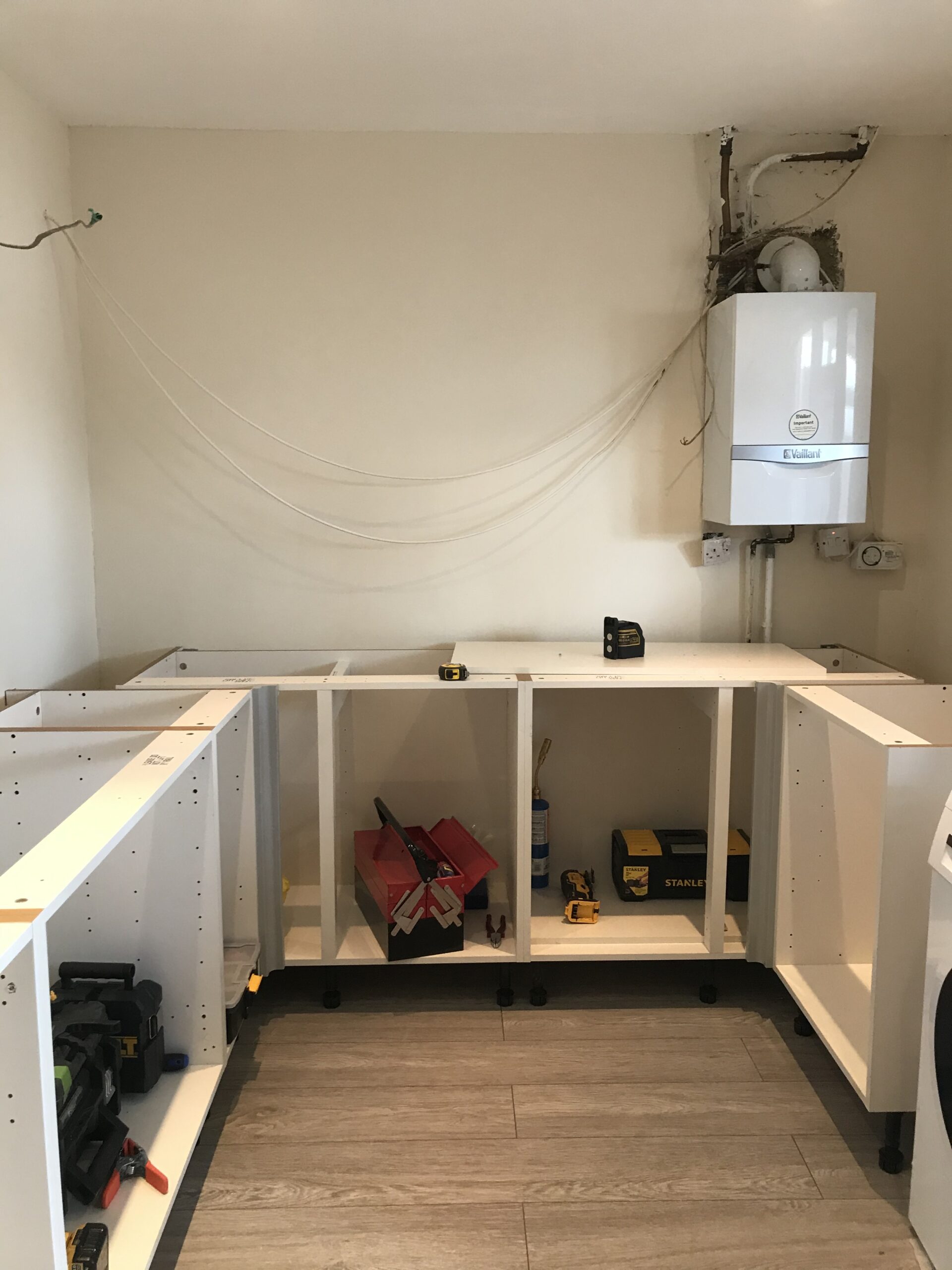 نصب کابینت اشپزخانه و حمام ونقاشی ساختمان