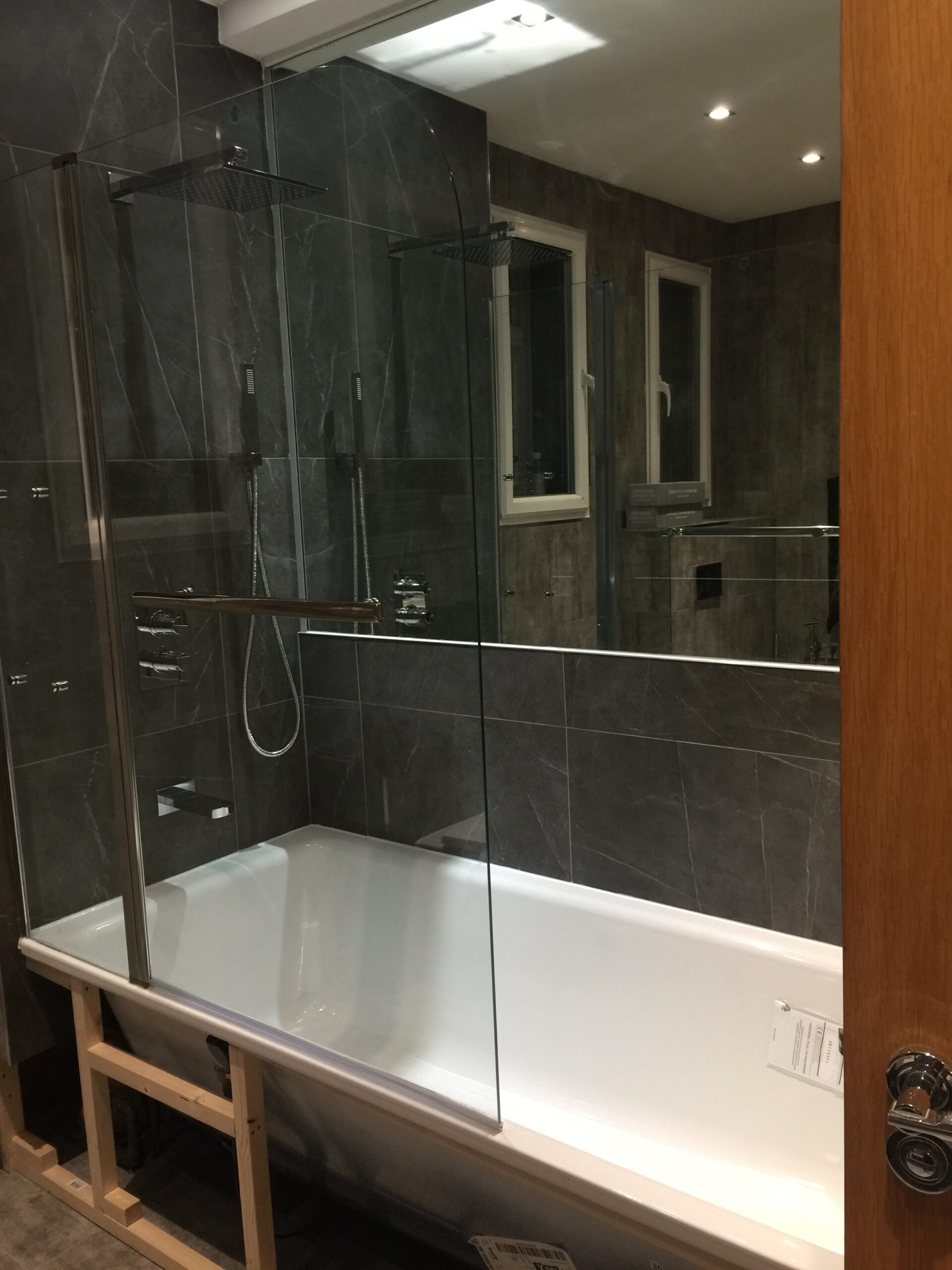 نصب کابینت اشپزخانه و حمام ونقاشی ساختمان