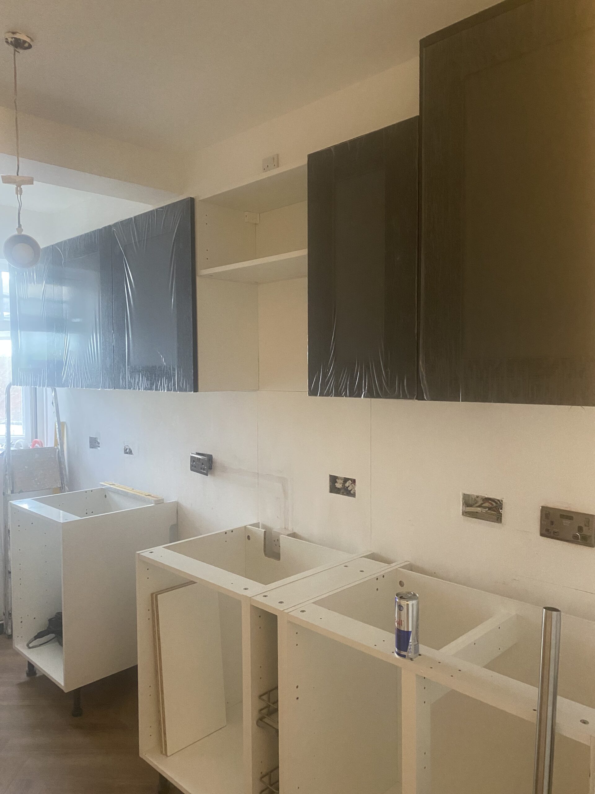 نصب کابینت اشپزخانه و حمام ونقاشی ساختمان