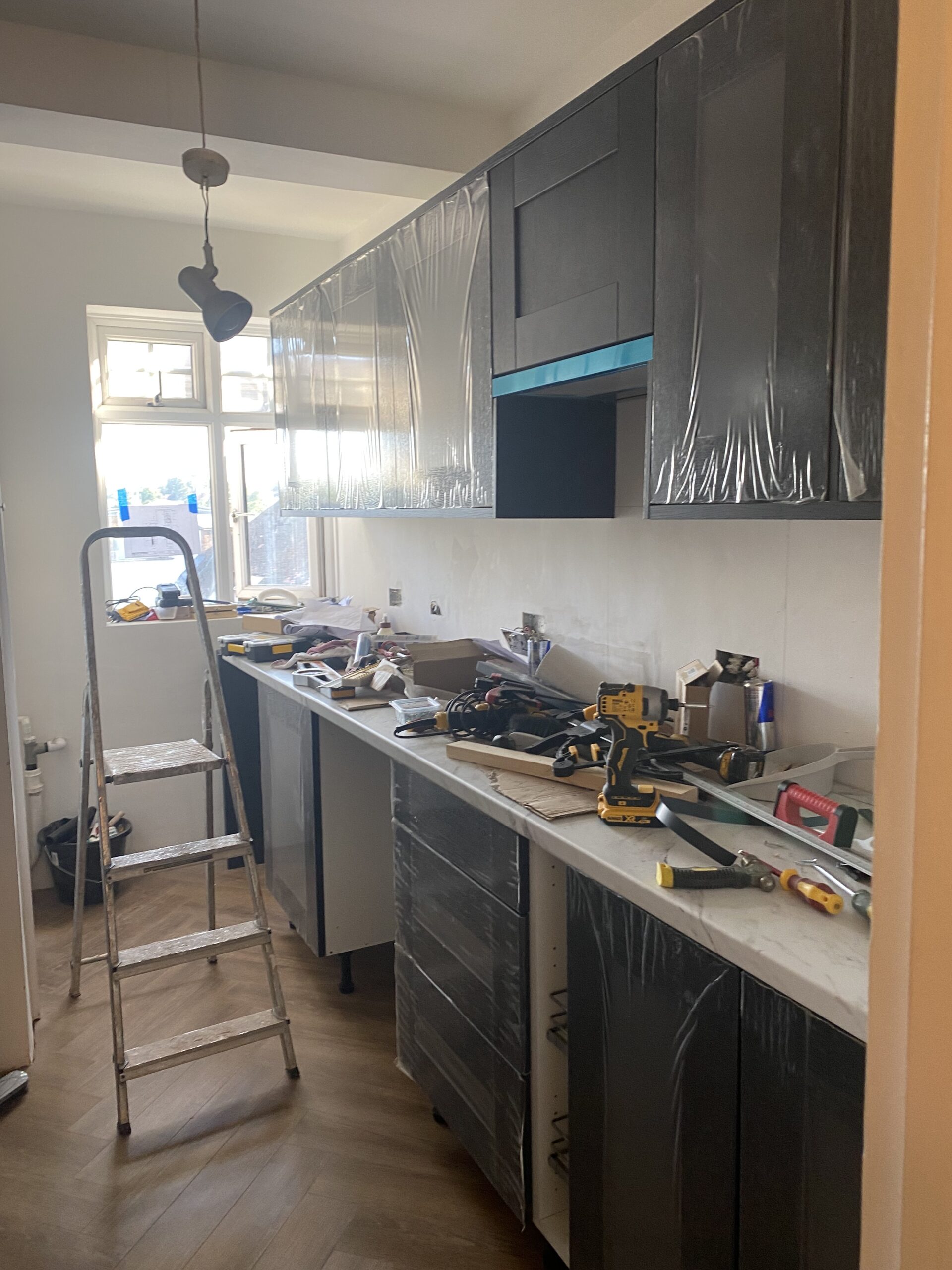 نصب کابینت اشپزخانه و حمام ونقاشی ساختمان